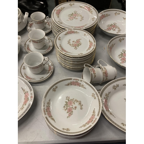 953 - A 'CROWN MING' PART DINNER SERVICE TO INCLUDE SERVING PLATES, SEVING TUREENS, DINNER AND SIDE PLATES... 