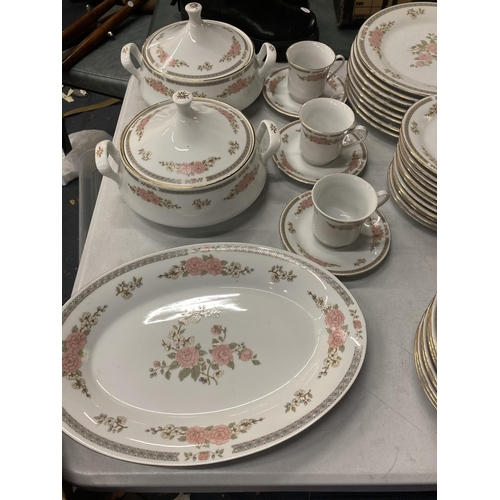 953 - A 'CROWN MING' PART DINNER SERVICE TO INCLUDE SERVING PLATES, SEVING TUREENS, DINNER AND SIDE PLATES... 