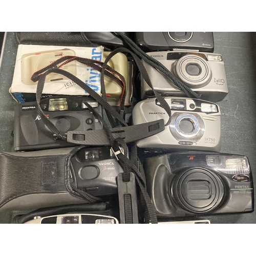 957 - A COLLECTION OF CAMERAS TO INCLUDE PRAKTICA, KONICA, CANON, OLYMPUS, ETC - 18 IN TOTAL