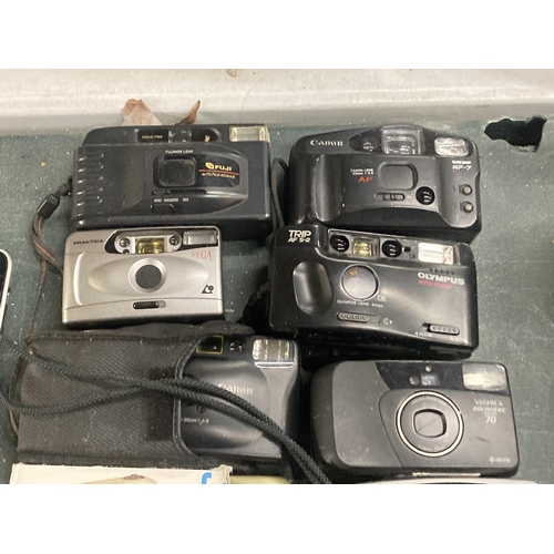 957 - A COLLECTION OF CAMERAS TO INCLUDE PRAKTICA, KONICA, CANON, OLYMPUS, ETC - 18 IN TOTAL