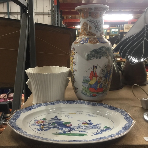 974 - THREE LARGE CERAMIC ITEMS TO INCLUDE A LARGE ORIENTAL STYLE VASE, A MEAT PLATTER WITH BIRD DESIGN PL... 