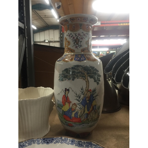 974 - THREE LARGE CERAMIC ITEMS TO INCLUDE A LARGE ORIENTAL STYLE VASE, A MEAT PLATTER WITH BIRD DESIGN PL... 