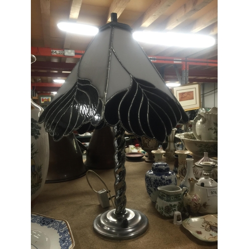 975 - A CHROME EFFECT TABLE LAMP WITH TIFFANY STYLE SHADE