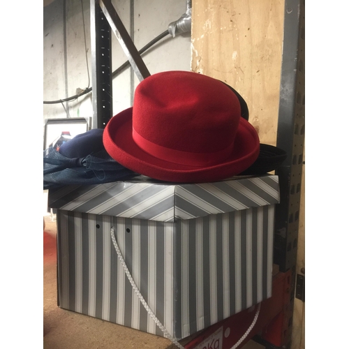 983 - A GROUP OF VINTAGE HATS AND HAT BOX