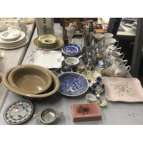 989 - A MIXED LOT OF ITEMS TO INCLUDE STONEWARE BOWLS, CERAMICS, RETRO COCKTAIL SHAKER ETC