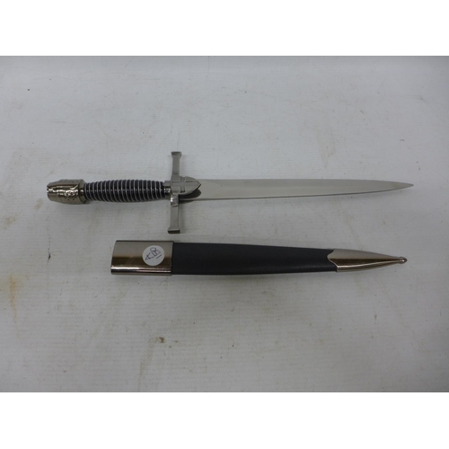 446 - A REPLICA CRUSADERS DAGGER AND SCABBARD, 24CM BLADE, LENGTH 39CM