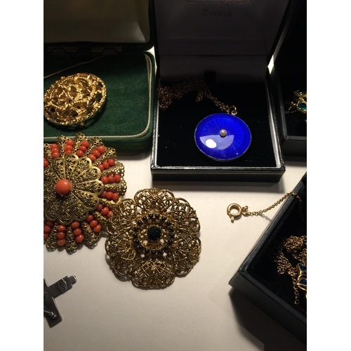 222A - A QUANTITY OF COSTUME JEWELLERY SOME BOXED