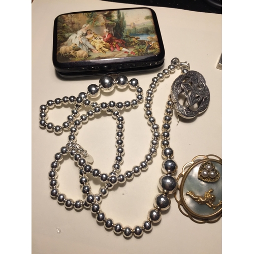 256A - VARIOUS ITEMS TO INCLUDE AN ORNATE CHEROOT CASE, BROOCHES, PENDANTS ETC