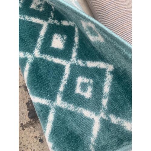 2487 - A LARGE GREEN PATTERNED RUG