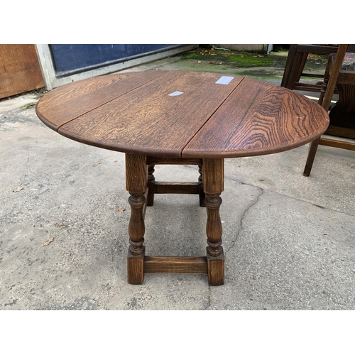 3024 - A SMALL OAK SWIVEL TOP OCCASIONAL TABLE ON TURNED LEGS, 27 X 22