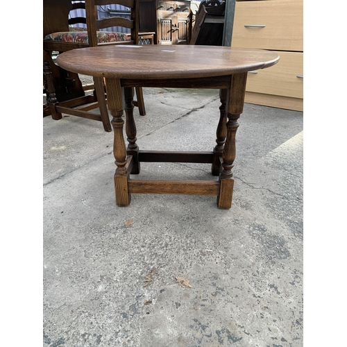 3024 - A SMALL OAK SWIVEL TOP OCCASIONAL TABLE ON TURNED LEGS, 27 X 22