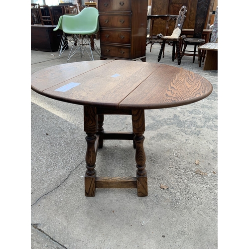 3024 - A SMALL OAK SWIVEL TOP OCCASIONAL TABLE ON TURNED LEGS, 27 X 22