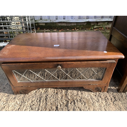 3026 - AN OAK TV STAND WITH GLAZED AND LEADED DOOR, 31