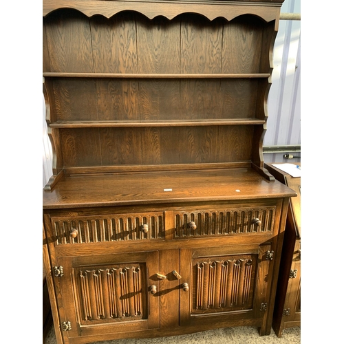 3027 - A MODERN OAK DRESSER COMPLETE WITH RACK AND LINENFOLD DOORS TO THE BASE, 48