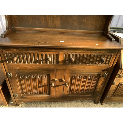 3027 - A MODERN OAK DRESSER COMPLETE WITH RACK AND LINENFOLD DOORS TO THE BASE, 48