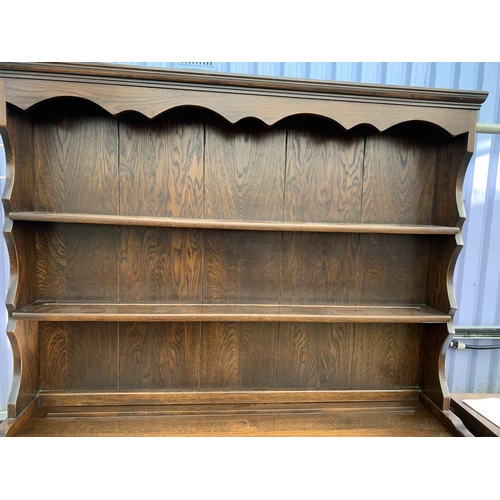 3027 - A MODERN OAK DRESSER COMPLETE WITH RACK AND LINENFOLD DOORS TO THE BASE, 48