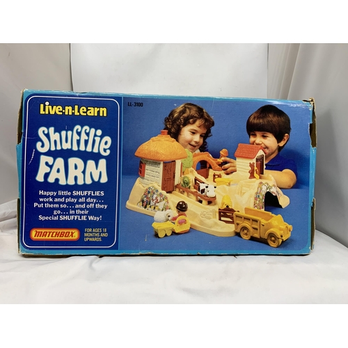 394 - A RARE BOXED VINTAGE 1978 MATCHBOX LIVE N LEARN SHUFFLIE FARM PLAYSET AND ASSORTED SHUFFLE FIGURES