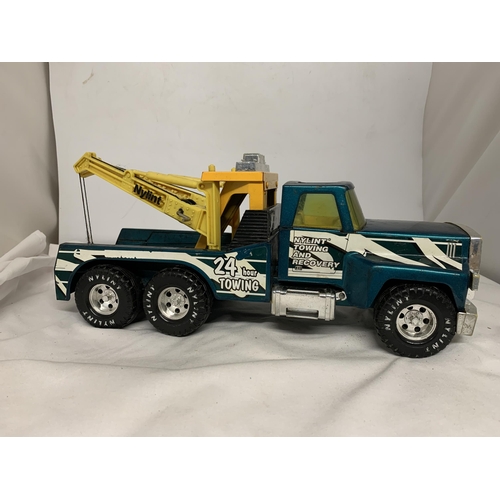 399 - A LARGE TIN PLATE NYLINT HEAVY RECOVERY WRECKER TRUCK