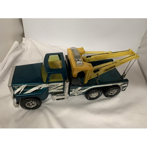 399 - A LARGE TIN PLATE NYLINT HEAVY RECOVERY WRECKER TRUCK