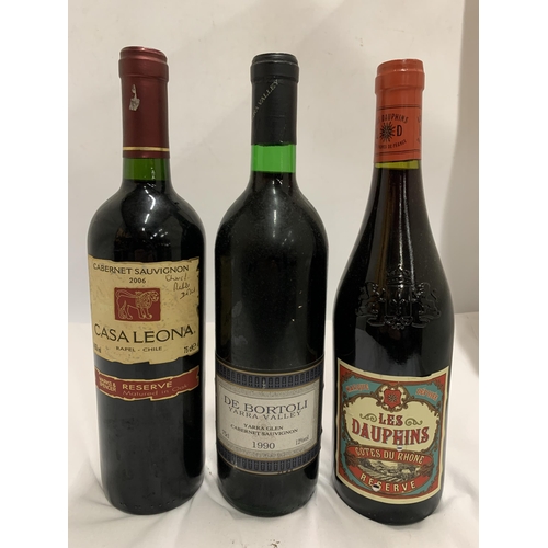 556 - THREE 75CL BOTTLES - CASA LEONA 2006 CABERNET SAUVIGNON, DE BORTOLI 1990 CABERNET SAUVIGNON AND LES ... 