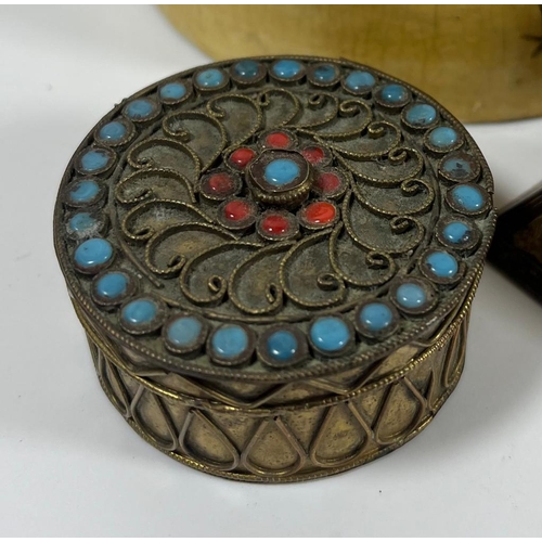 101 - A MIXED LOT TO INCLUDE ORIENTAL PILL BOX WITH TURQUOISE STONE DESIGN, HAND PAINTED EGG, CLOISONNE BO... 