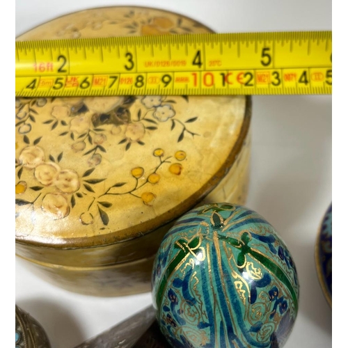 101 - A MIXED LOT TO INCLUDE ORIENTAL PILL BOX WITH TURQUOISE STONE DESIGN, HAND PAINTED EGG, CLOISONNE BO... 