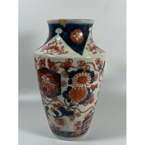 103 - A JAPANESE MEIJI PERIOD IMARI VASE, MARKED TO BASE