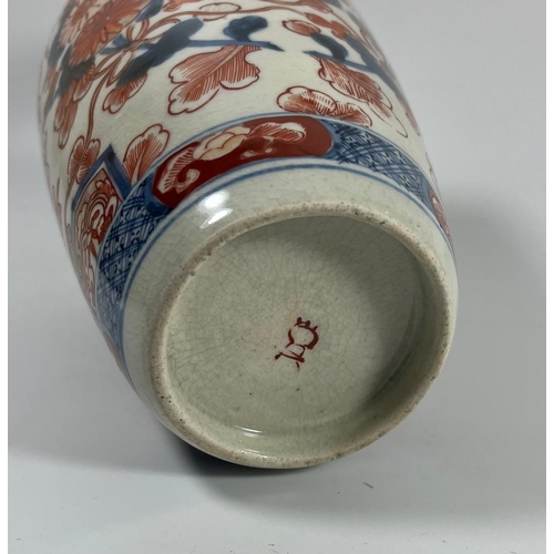 103 - A JAPANESE MEIJI PERIOD IMARI VASE, MARKED TO BASE