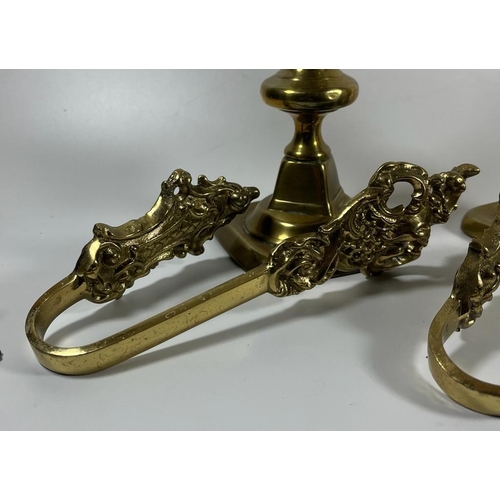 104 - A MIXED LOT TO INCLUDE A PAIR OF BRASS PUSH UP CANDLESTICKS HEIGHT 19.5CM, PAIR OF ORNATE CURTAIN TI... 