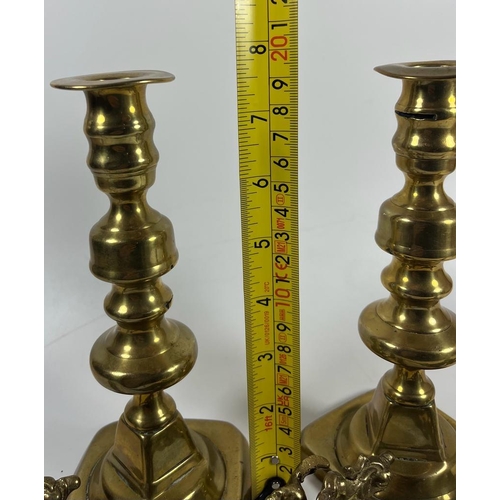 104 - A MIXED LOT TO INCLUDE A PAIR OF BRASS PUSH UP CANDLESTICKS HEIGHT 19.5CM, PAIR OF ORNATE CURTAIN TI... 