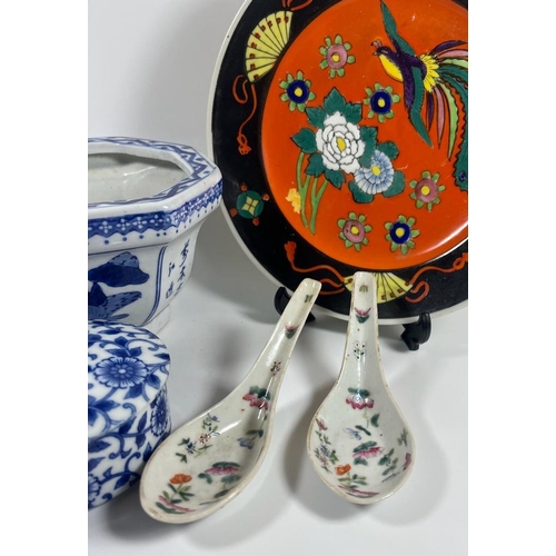 105 - FIVE ORIENTAL ITEMS - CHINESE BLUE AND WHITE PLANTER, 19TH CENTURY CHINESE CANTON FAMILLE ROSE SPOON... 