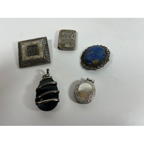 540 - A GROUP OF JEWELLERY TO INCLUDE WRAP DESIGN BLACK STONE PENDANT, LAPIS LAZULI BROOCH, LOCKET, VESTA ... 