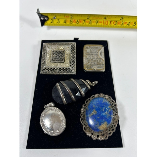 540 - A GROUP OF JEWELLERY TO INCLUDE WRAP DESIGN BLACK STONE PENDANT, LAPIS LAZULI BROOCH, LOCKET, VESTA ... 