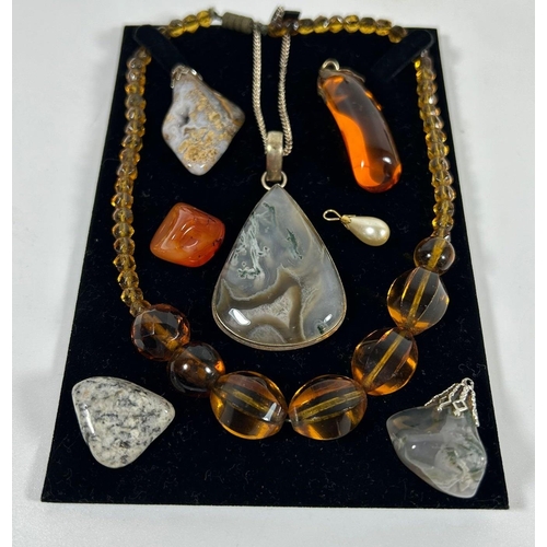 541 - A GROUP OF STONE JEWELLERY TO INCLUDE AMBER EFFECT NECKLACE, LARGE STONE PENDANT NECKLACE ETC