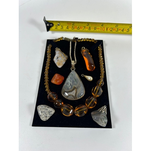 541 - A GROUP OF STONE JEWELLERY TO INCLUDE AMBER EFFECT NECKLACE, LARGE STONE PENDANT NECKLACE ETC