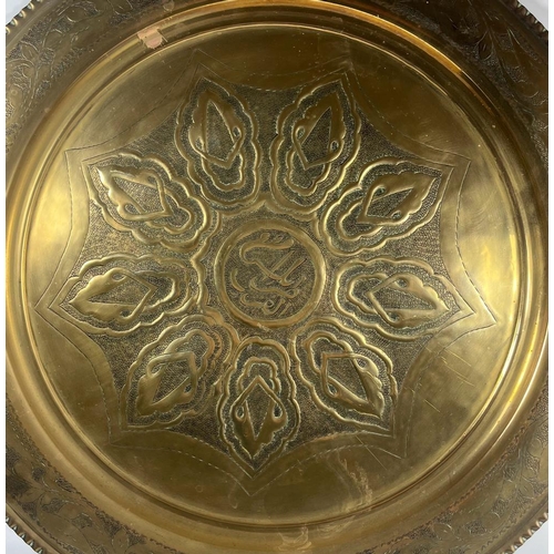 62 - A LARGE ARTS & CRAFTS EARLY 20TH CENTURY BRASS CHARGER WITH STYLISED FLORAL DESIGN, DIAMETER 50 CM