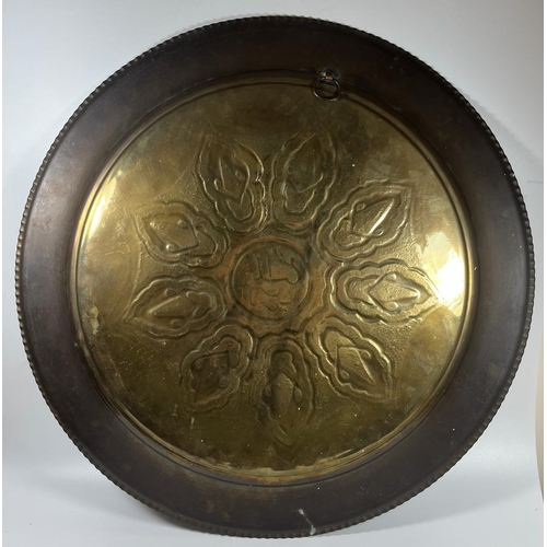 62 - A LARGE ARTS & CRAFTS EARLY 20TH CENTURY BRASS CHARGER WITH STYLISED FLORAL DESIGN, DIAMETER 50 CM