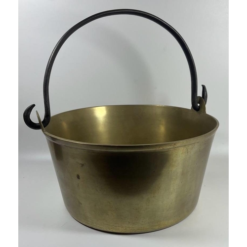 63 - A HEAVY EARLY 20TH CENTURY BRASS JAM PAN / COOKING POT WITH CAST IRON HANDLE