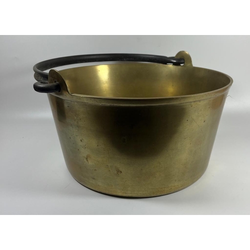 63 - A HEAVY EARLY 20TH CENTURY BRASS JAM PAN / COOKING POT WITH CAST IRON HANDLE