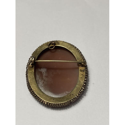 725 - A VINTAGE CAMEO BROOCH