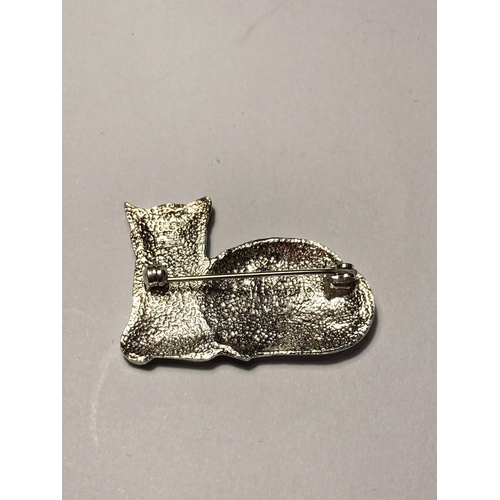 728 - A SILVER CAT BROOCH