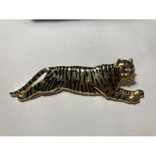 753 - AN ART DECO TIGER BROOCH