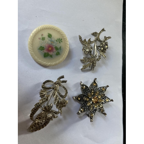 806 - A BAG OF TEN ASSORTED BROOCHES