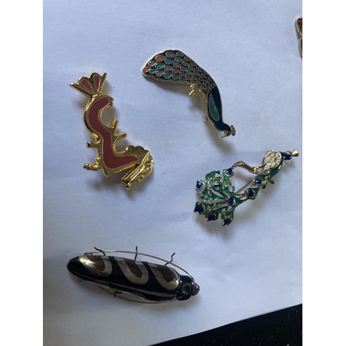 813 - SIX ANIMAL DESIGN BROOCHES