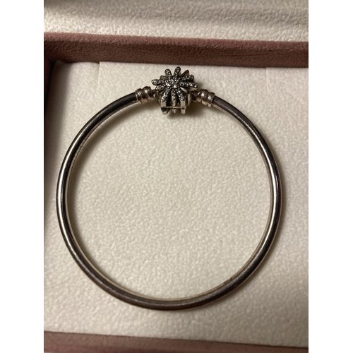 822 - A PANDORA BANGLE IN A PRESENTATION BOX