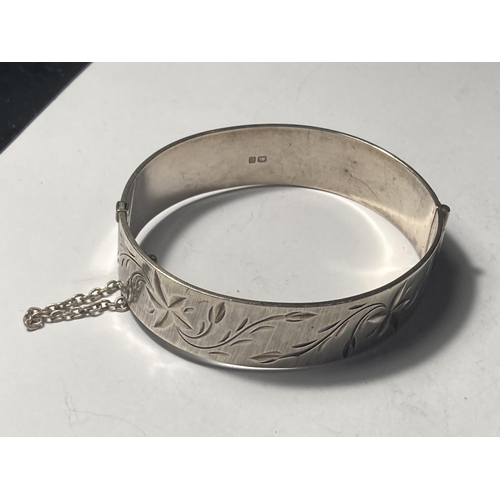 823 - A HALLMARKED BIRMINGHAM SILVER BANGLE