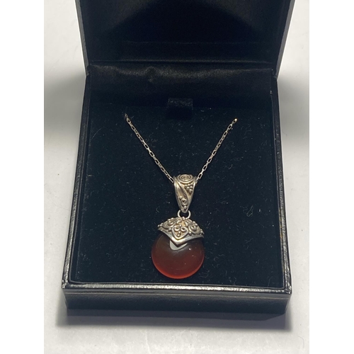 826 - A SUARTI SILVER AND AMBER COLOURED STONE PENDANT AND SILVER CHAIN IN A PRESENTATION BOX