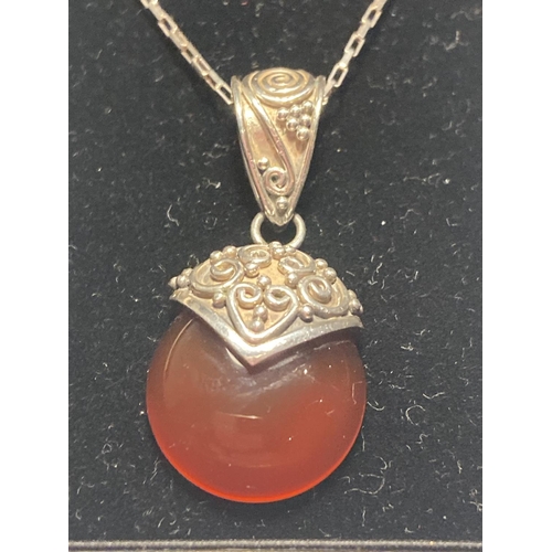 826 - A SUARTI SILVER AND AMBER COLOURED STONE PENDANT AND SILVER CHAIN IN A PRESENTATION BOX