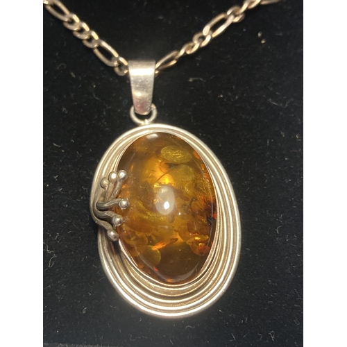 827 - A MARKED SILVER NECKLACE WITH AMBER PENDANT IN A PRESENTATION BOX