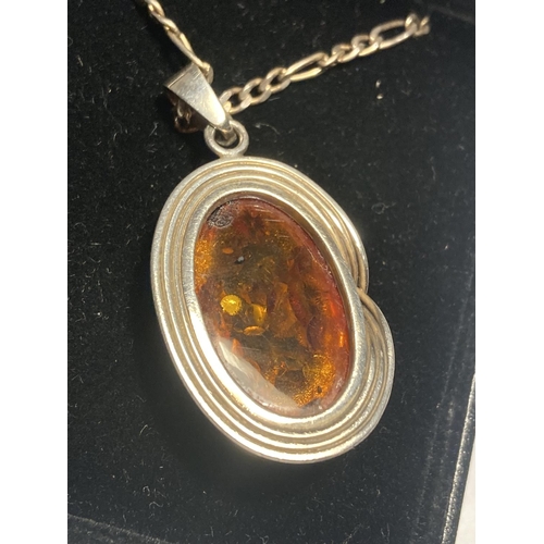 827 - A MARKED SILVER NECKLACE WITH AMBER PENDANT IN A PRESENTATION BOX